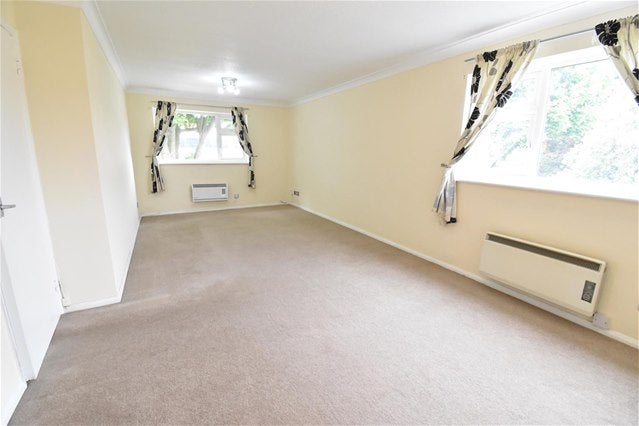 Flat Berrylands Road in Greater London