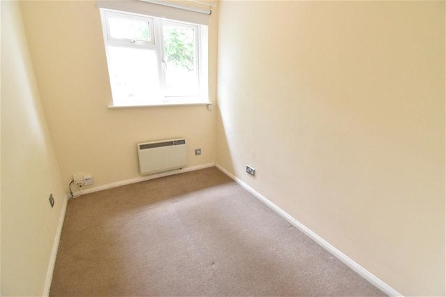 Flat Berrylands Road in Greater London