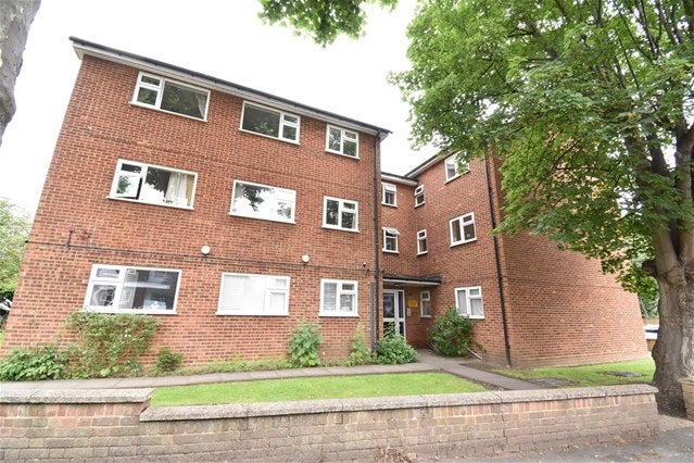 Flat Berrylands Road in Greater London