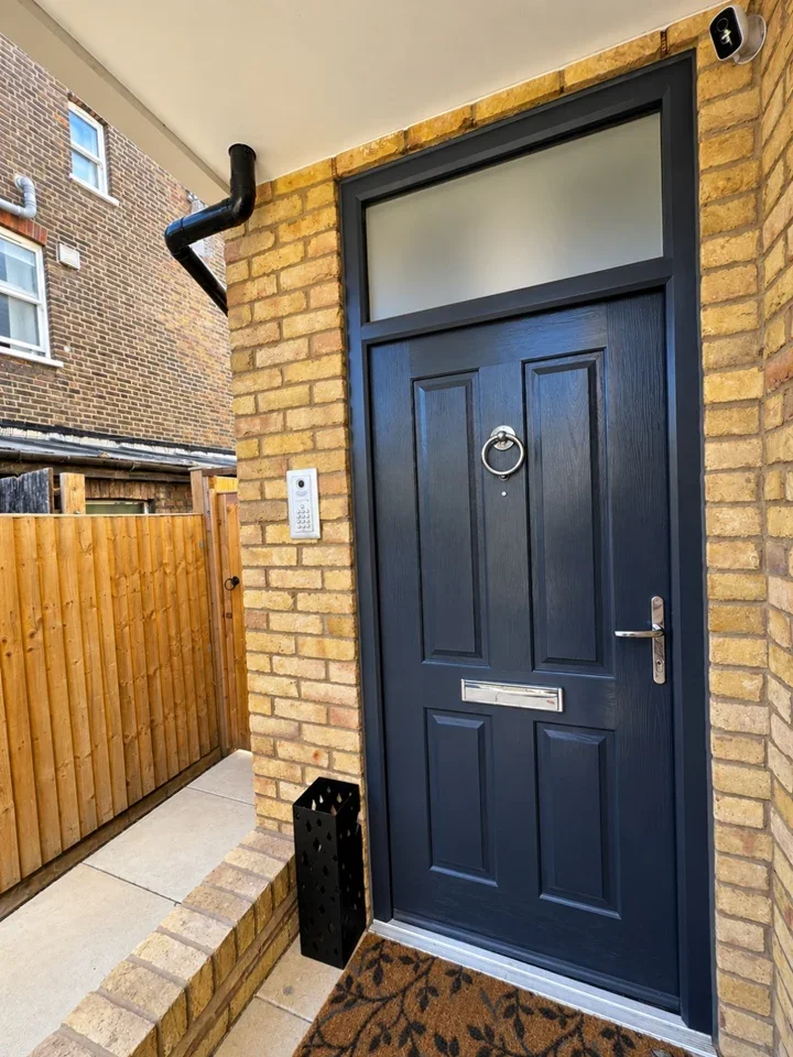 Flat Nicoll Road in Greater London