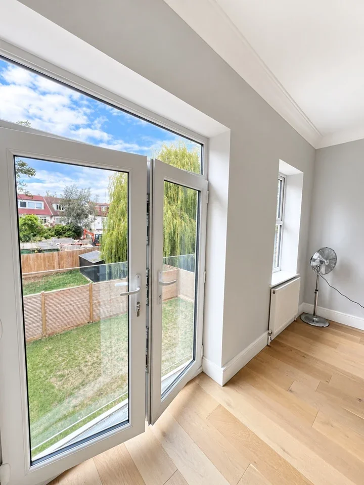 Flat Nicoll Road in Greater London