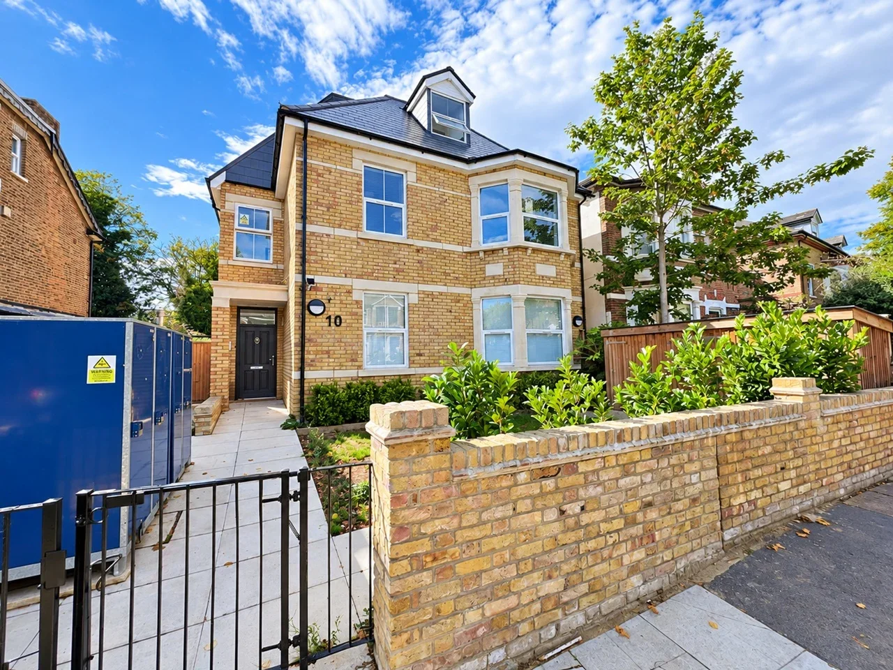 Flat Nicoll Road in Greater London