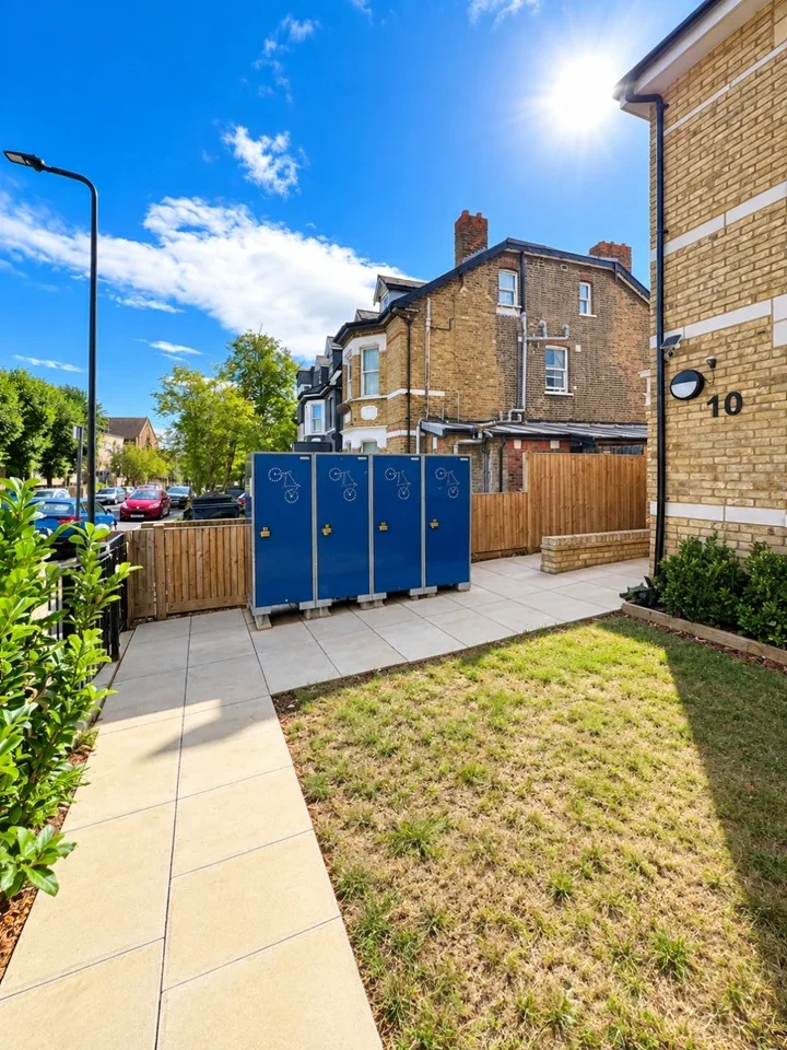Flat Nicoll Road in Greater London