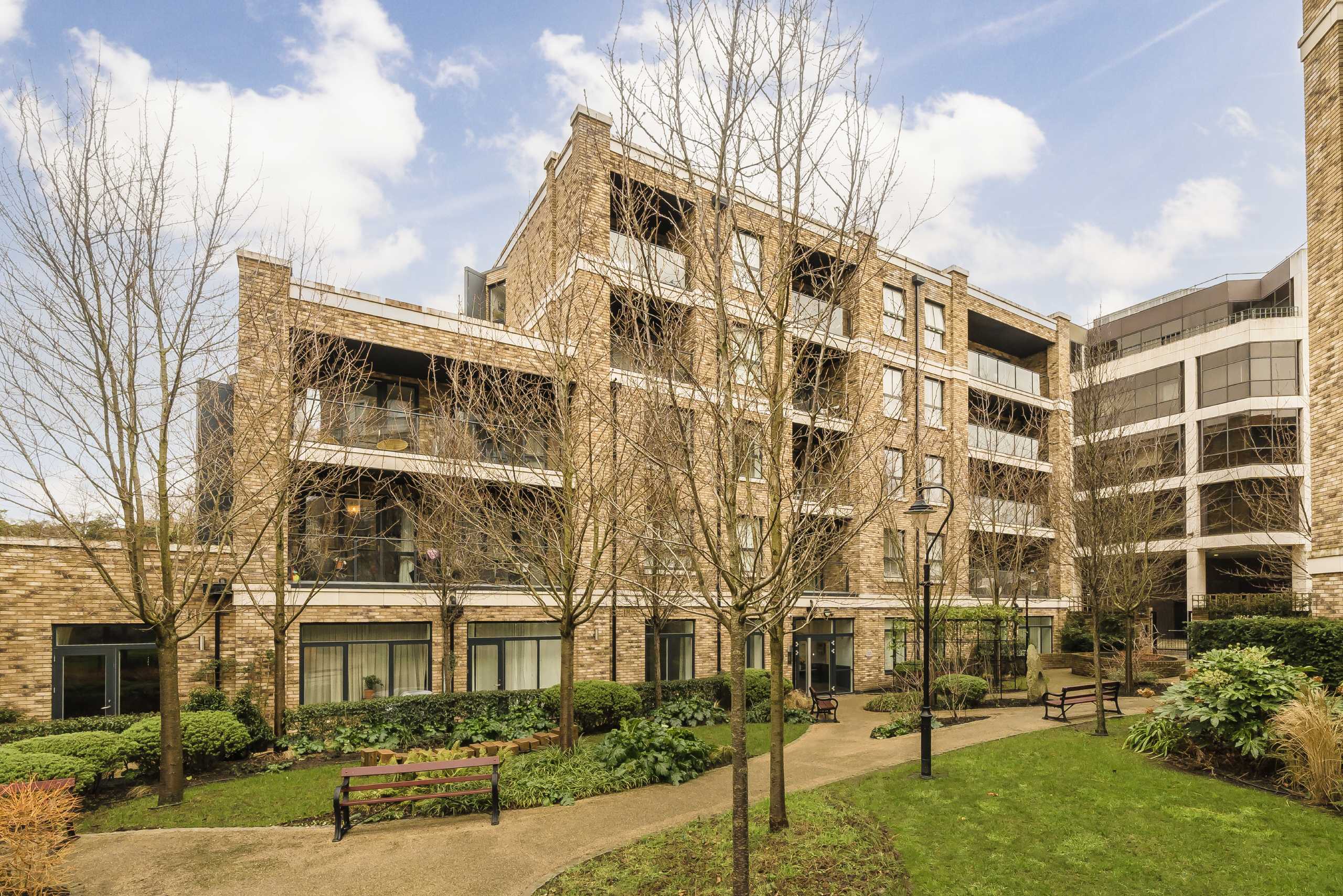 Flat Palladian Gardens in Greater London