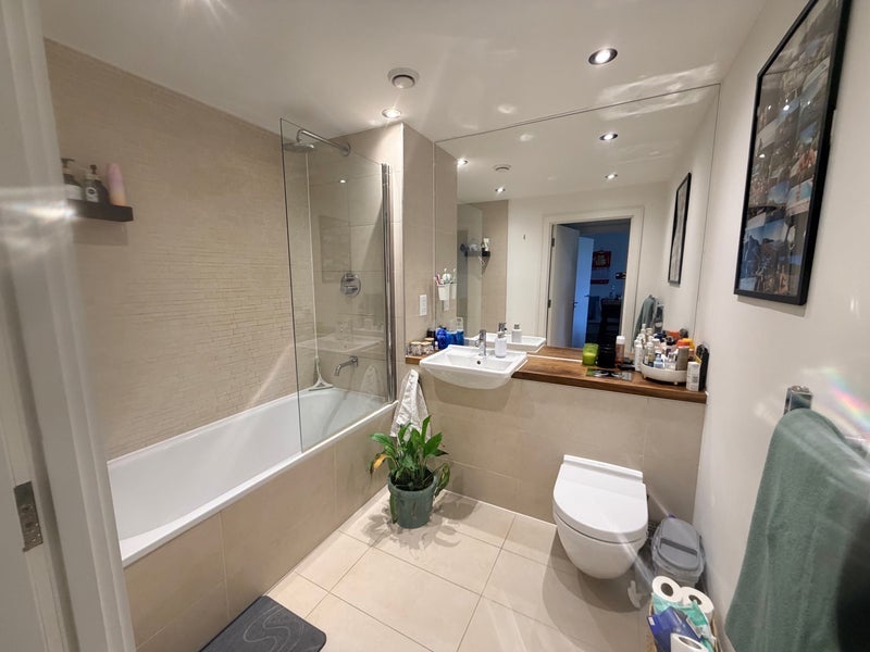 Flat Crawshay Road in Greater London