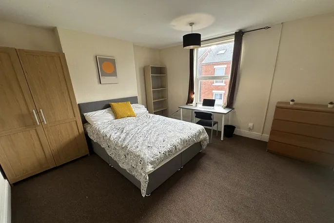 Room Ednaston Road in Nottingham