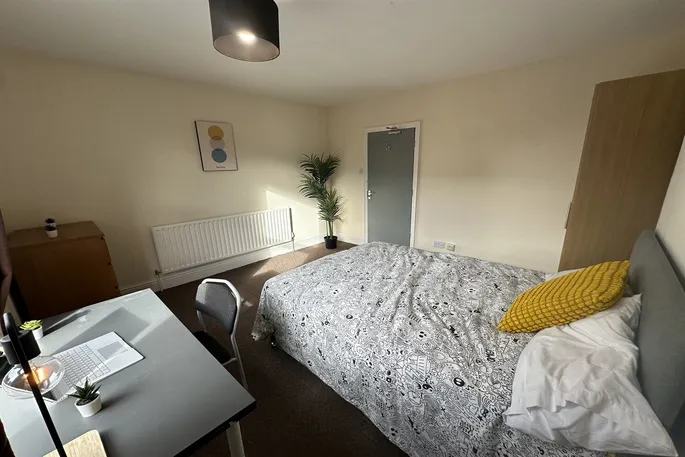 Room Ednaston Road in Nottingham