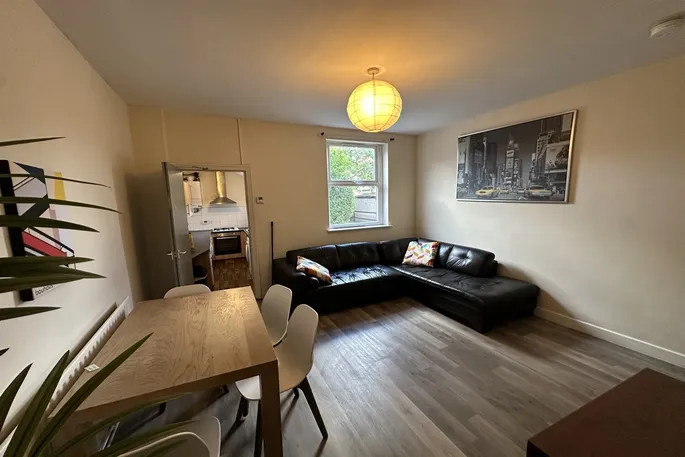 Room Ednaston Road in Nottingham