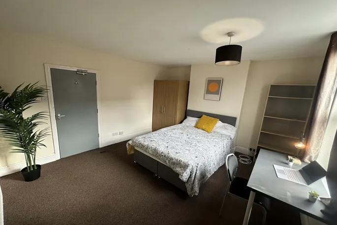 Room Ednaston Road in Nottingham