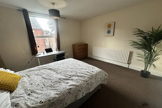 Room Ednaston Road in Nottingham