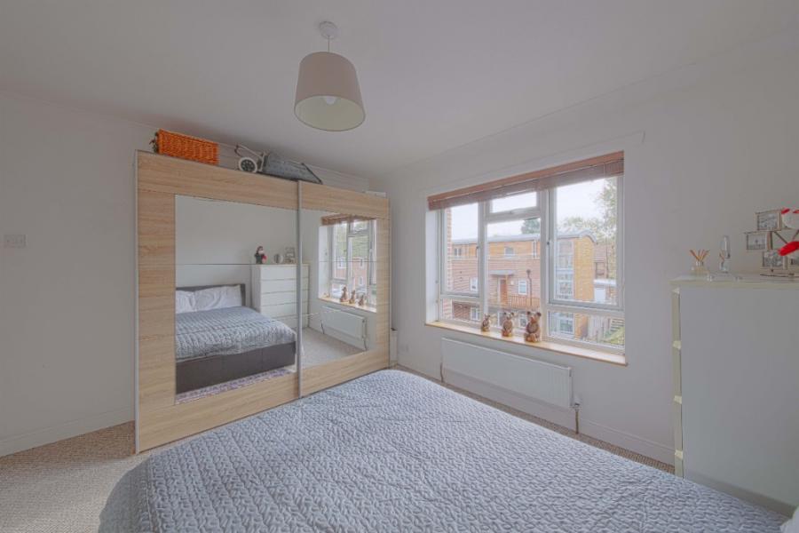Flat Courtlands in Maidenhead