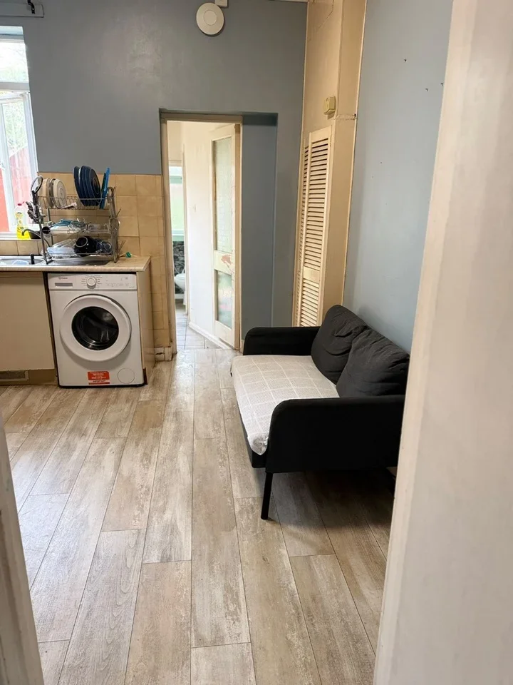 Room Kingswood Road in Greater London