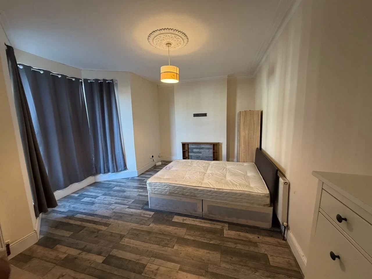 Room Kingswood Road in Greater London