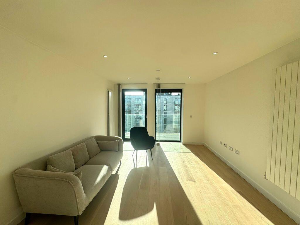 Flat Regalia Close in Greater London