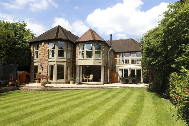 House Eversley Park in Greater London
