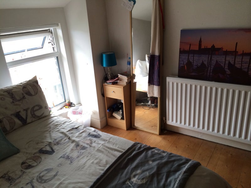 Room Barrington Road in Liverpool