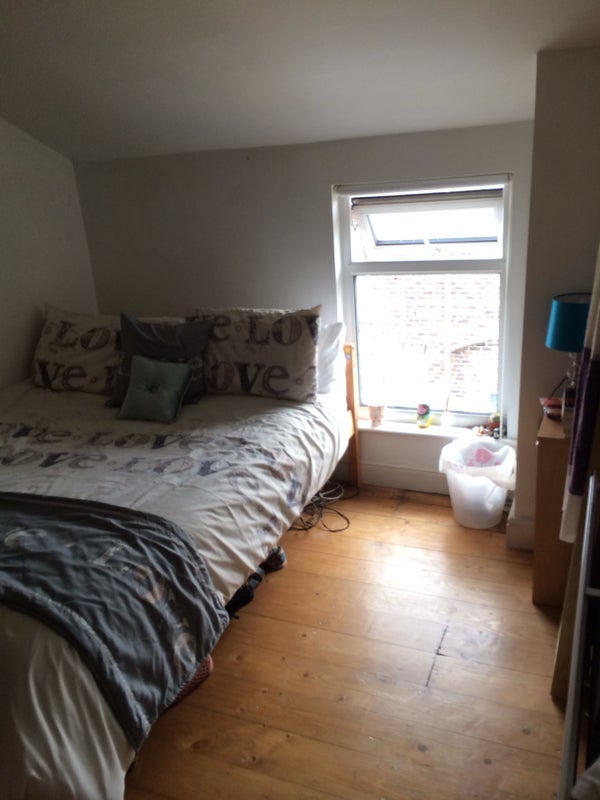 Room Barrington Road in Liverpool