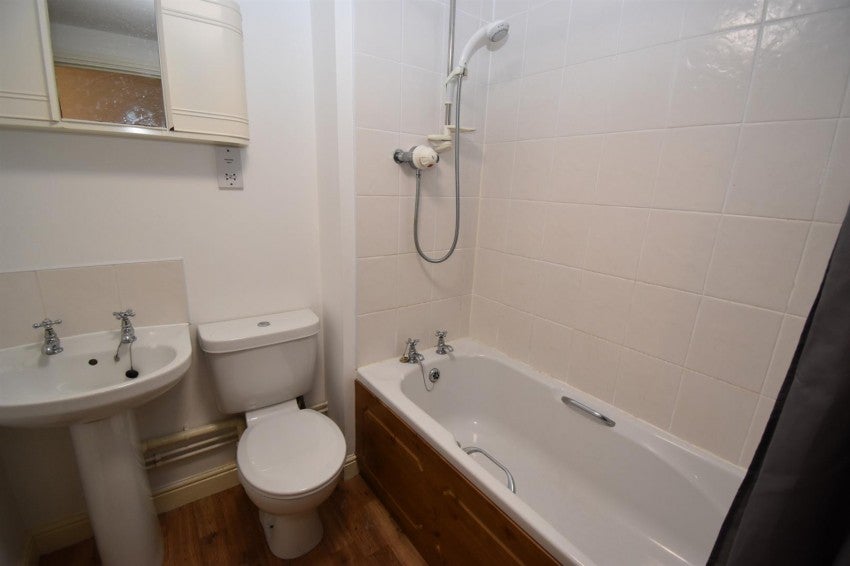 Flat Cobham Green in Warwick