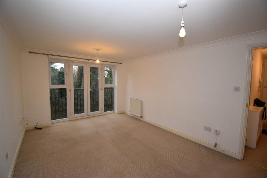 Flat Cobham Green in Warwick