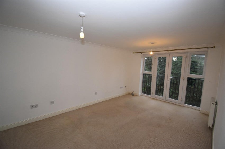 Flat Cobham Green in Warwick
