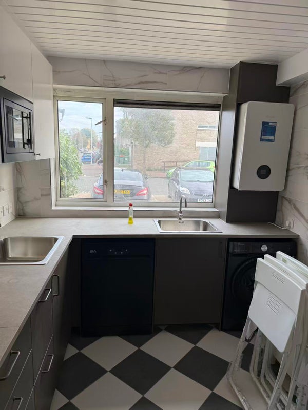 Room Cruikshank Road in Greater London