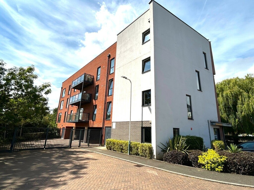 Flat Briars Walk in Greater London