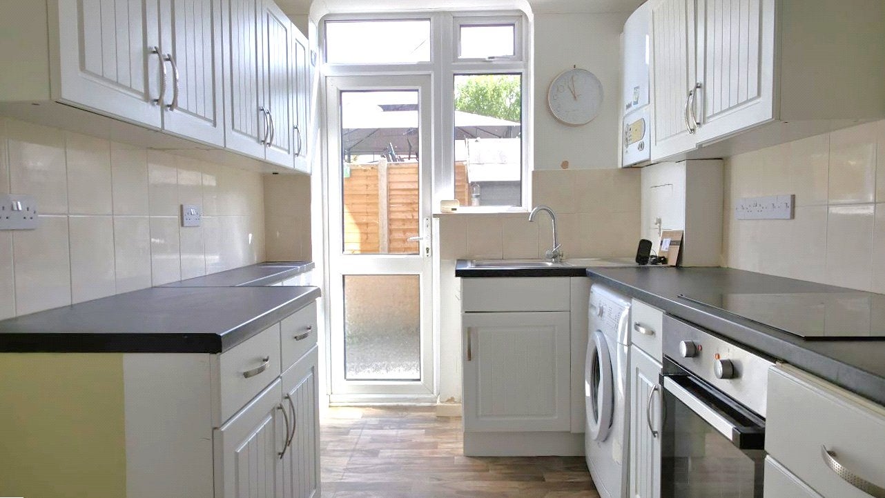 Flat Victoria Road in Horley