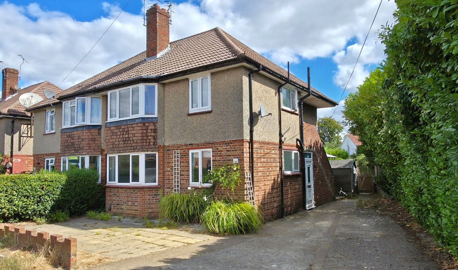 Flat Victoria Road in Horley