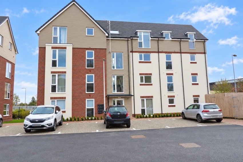 Flat Hansen Close in Rugby