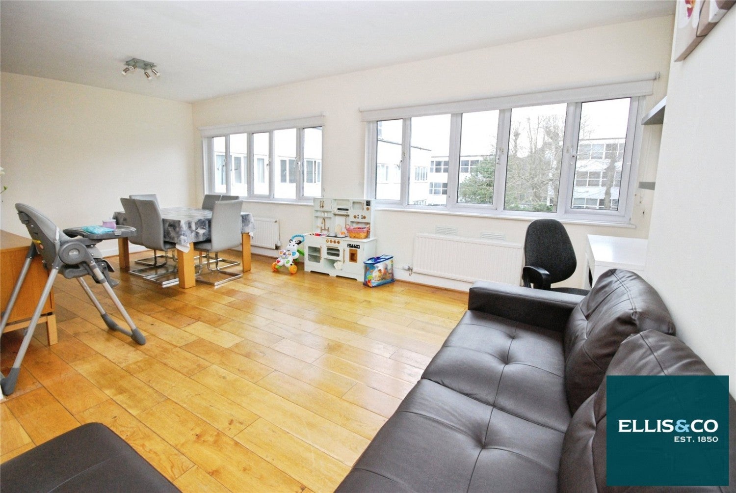Flat Highfield Road in Greater London