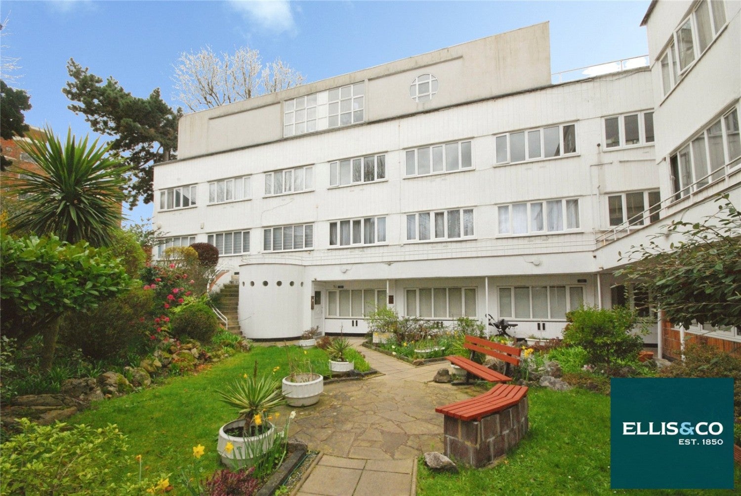 Flat Highfield Road in Greater London