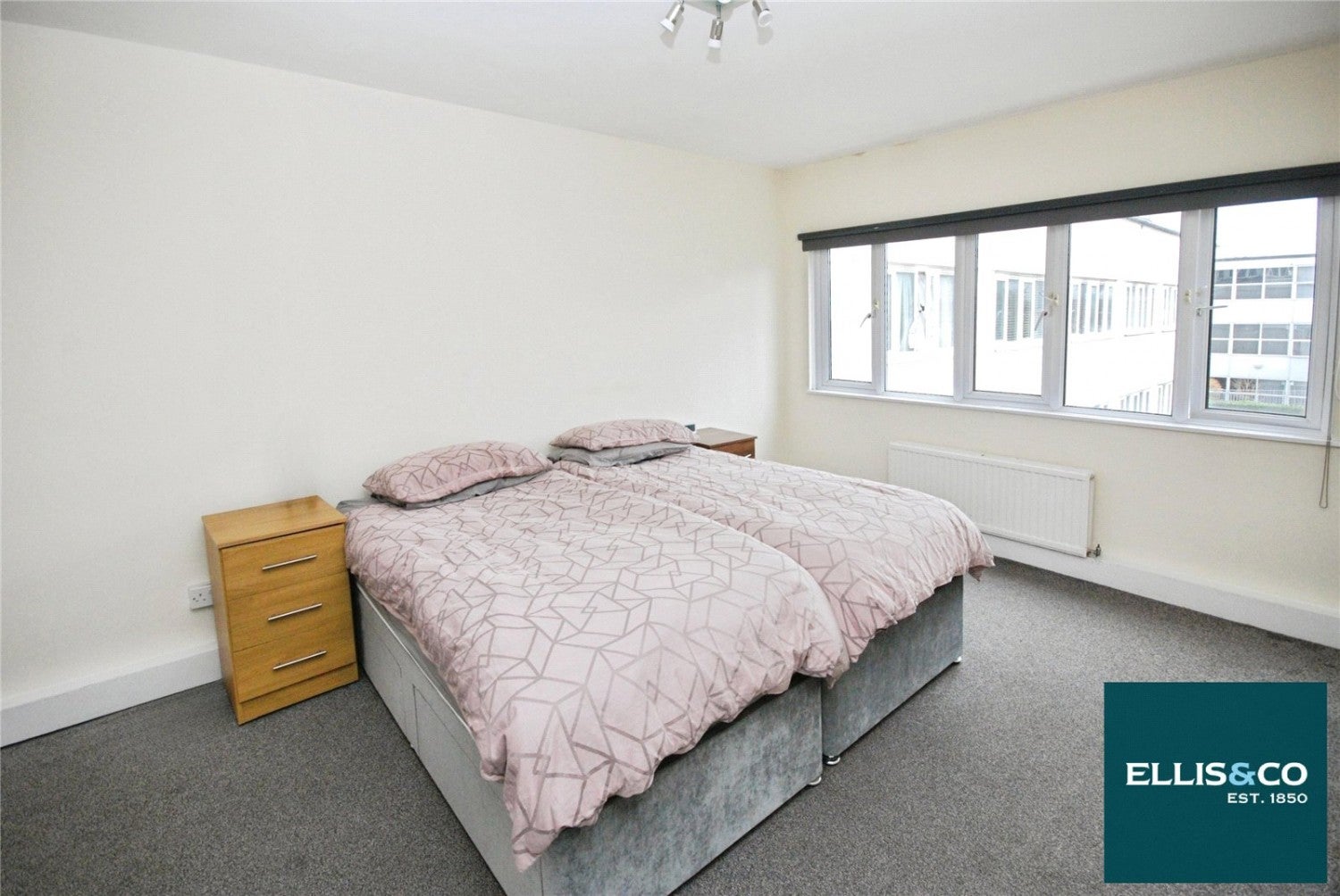 Flat Highfield Road in Greater London