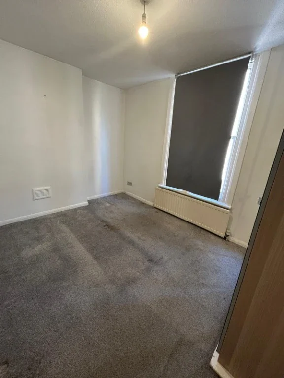 Flat Clapham Road in Bedford