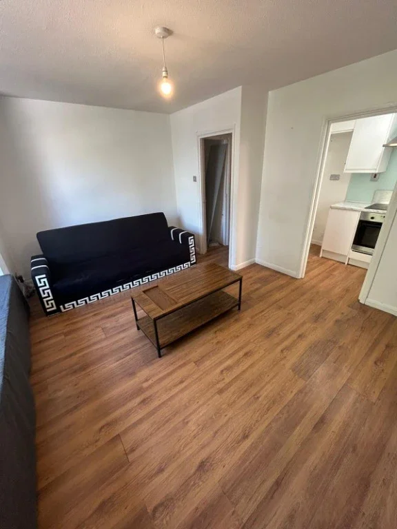 Flat Clapham Road in Bedford