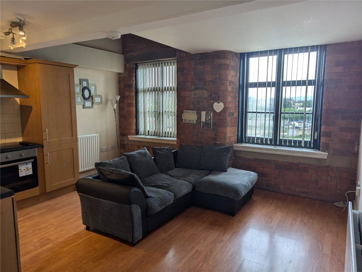 Flat Holdsworth Street in Bradford