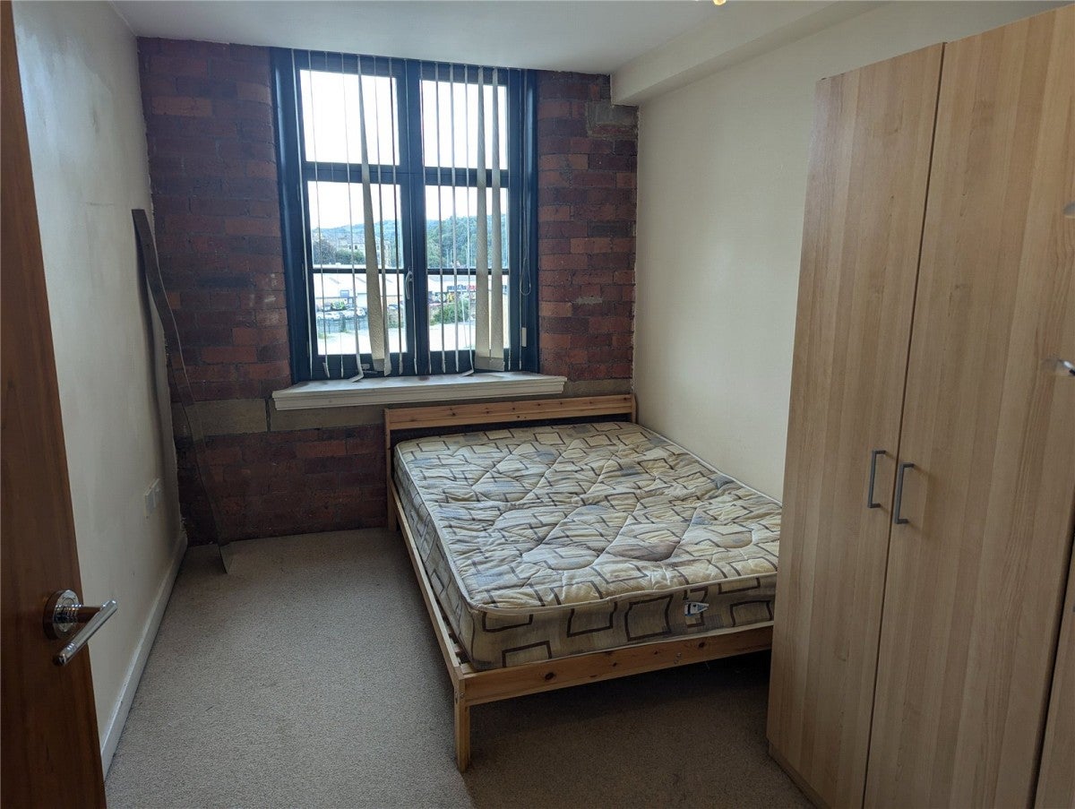 Flat Holdsworth Street in Bradford