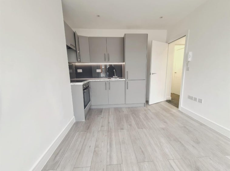 Flat Mollison Way in Greater London