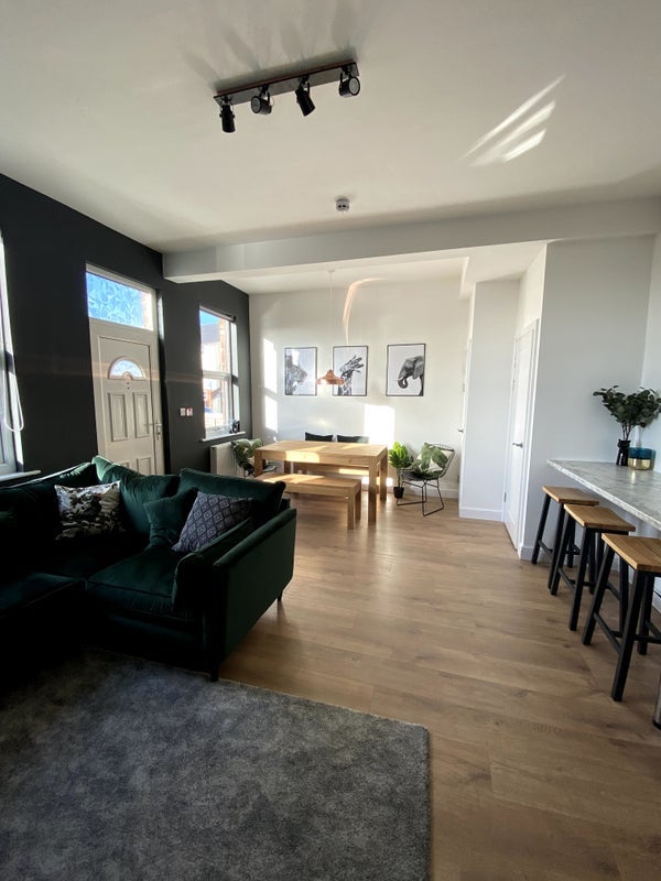 Flat Elmfield Court in Leeds