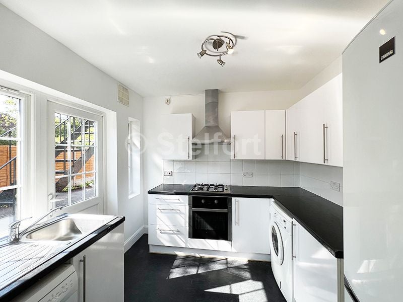 Flat Torrington Park in Greater London