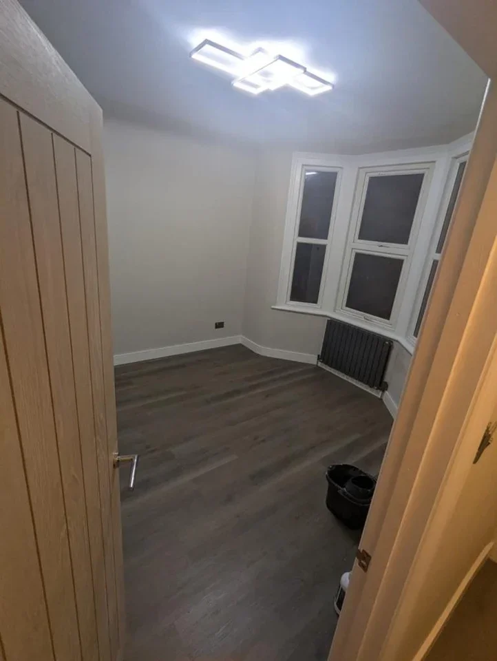 Room Boundary Road in Greater London