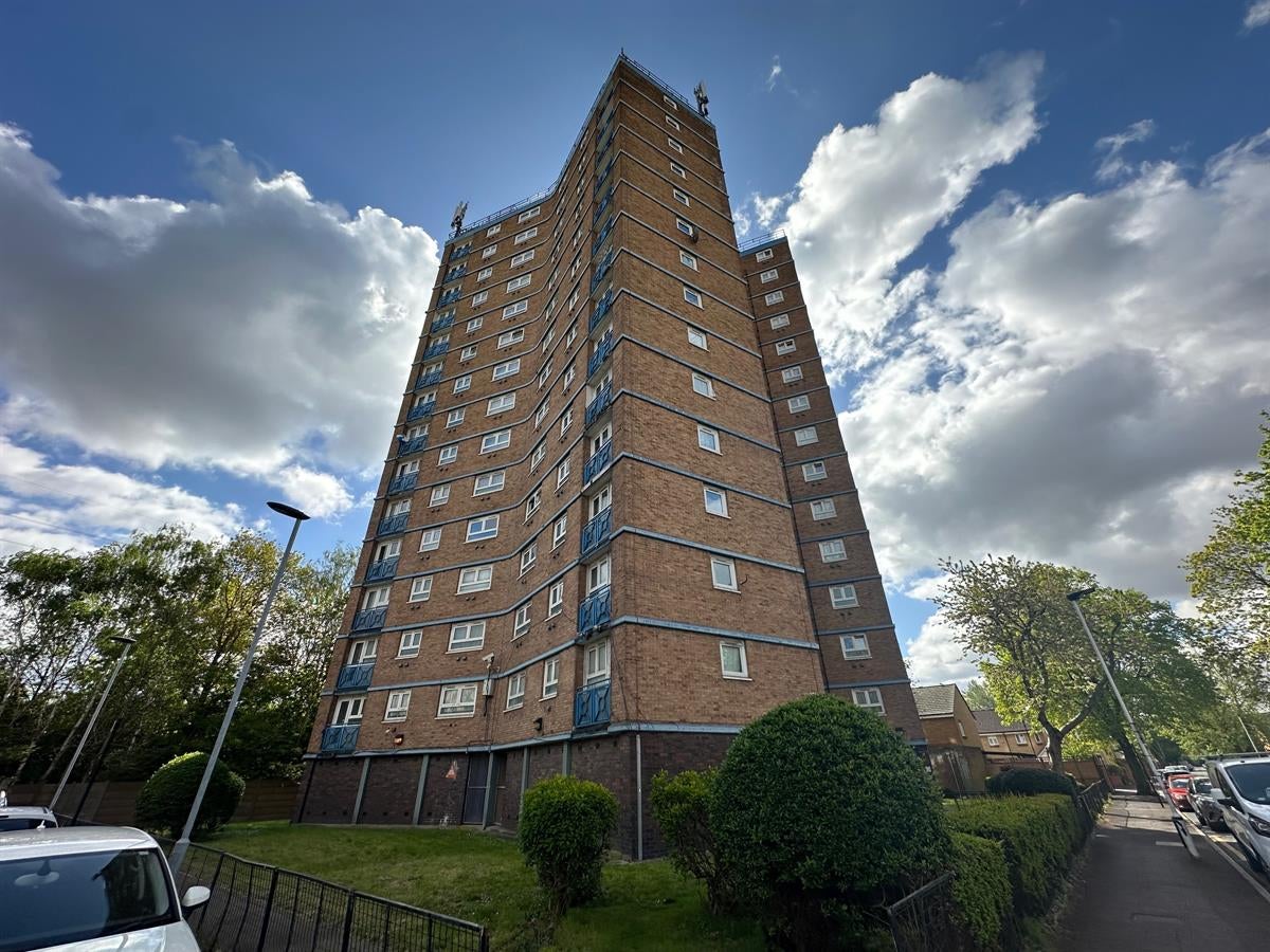Flat Grantham Road in Greater London