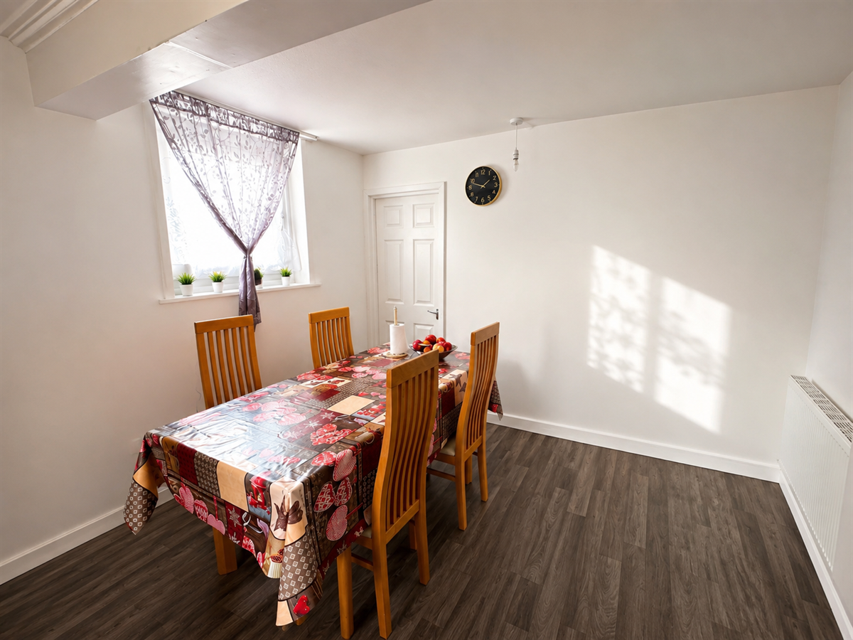 Flat Grantham Road in Greater London