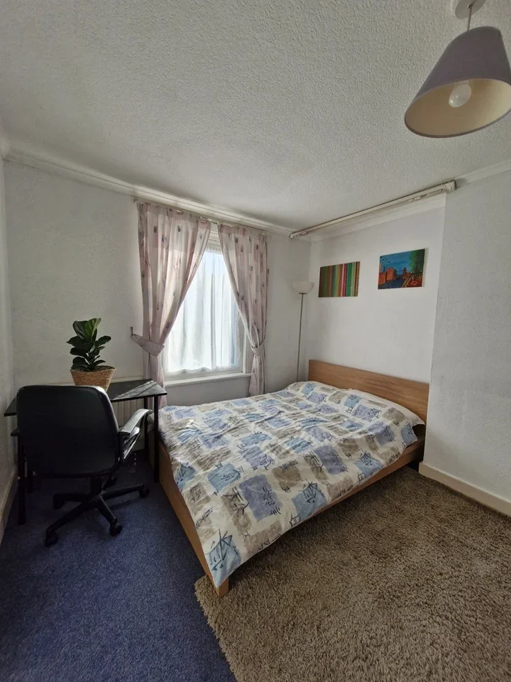 Room Priory Road in Greater London