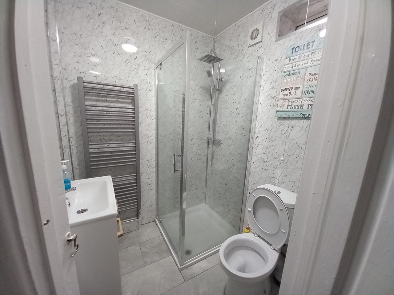 Room Lodge Avenue in Greater London