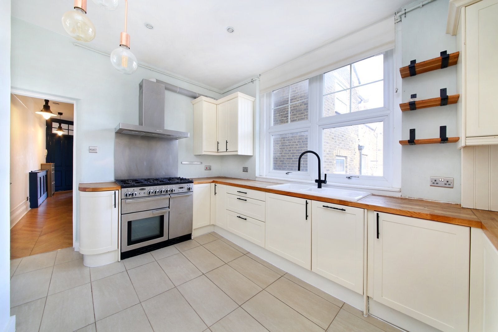 Flat Queenstown Road in Greater London