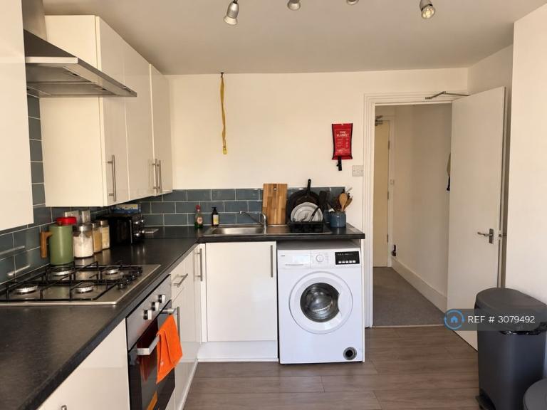 Room Solon Road in Greater London