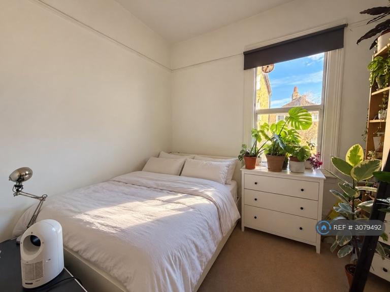 Room Solon Road in Greater London