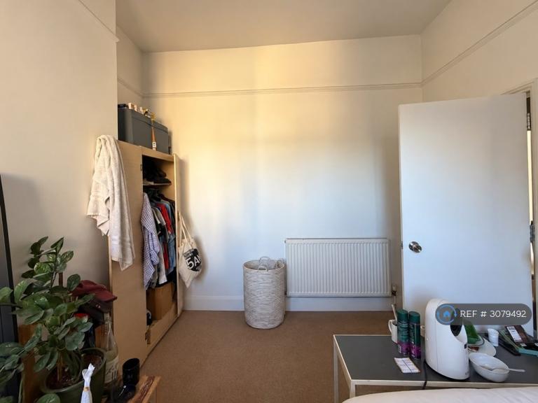 Room Solon Road in Greater London