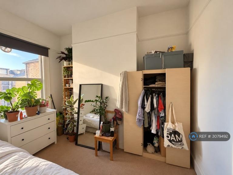 Room Solon Road in Greater London