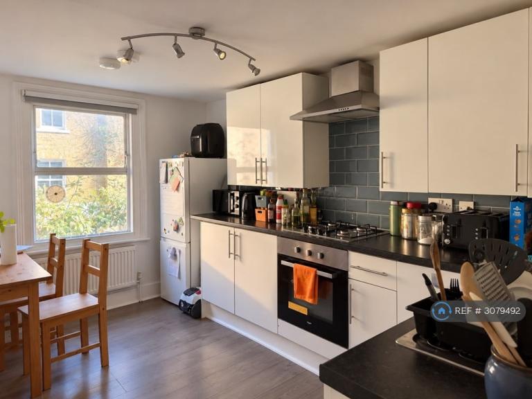Room Solon Road in Greater London